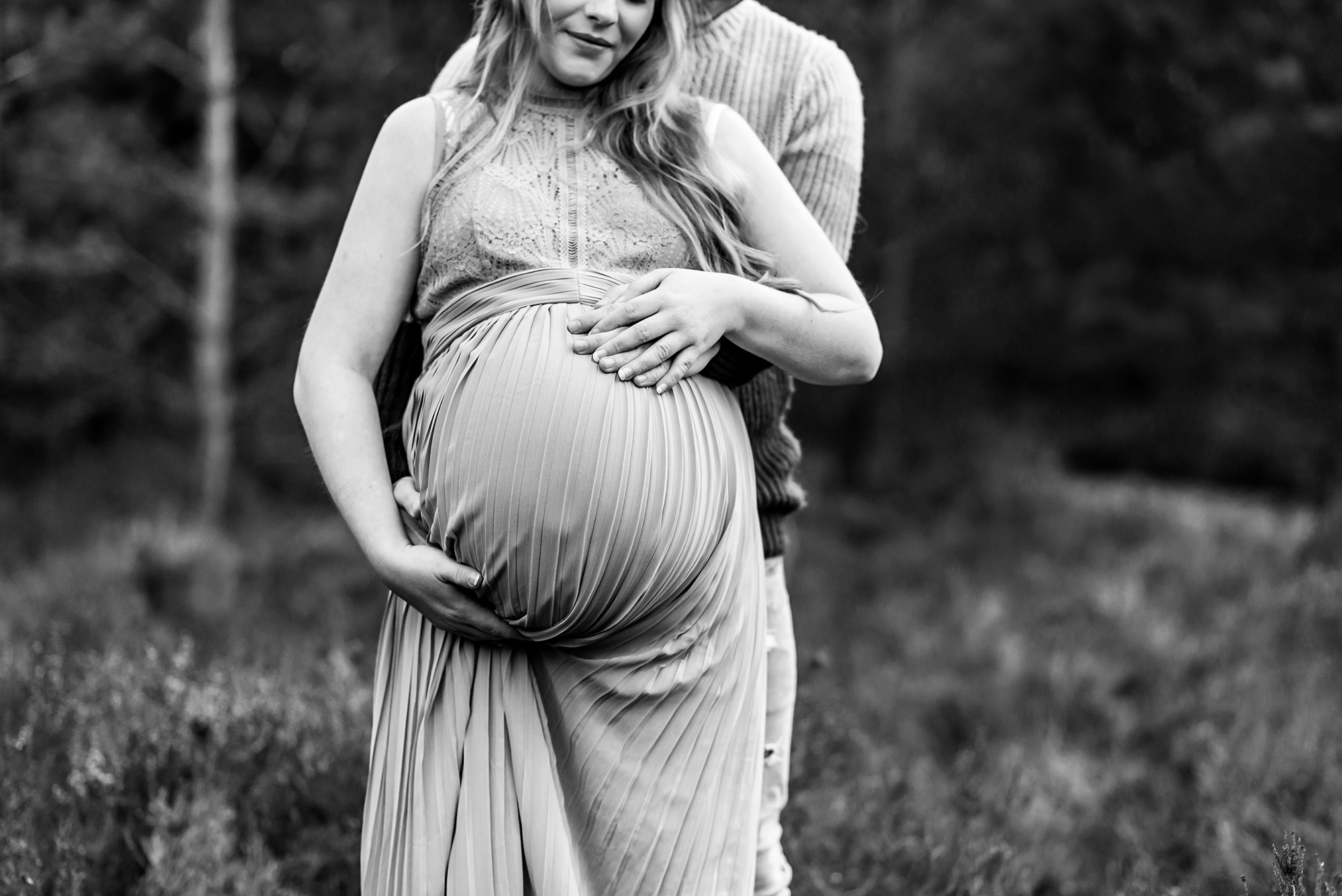 Maternity photographer Barnley, mum and dad holding their twins