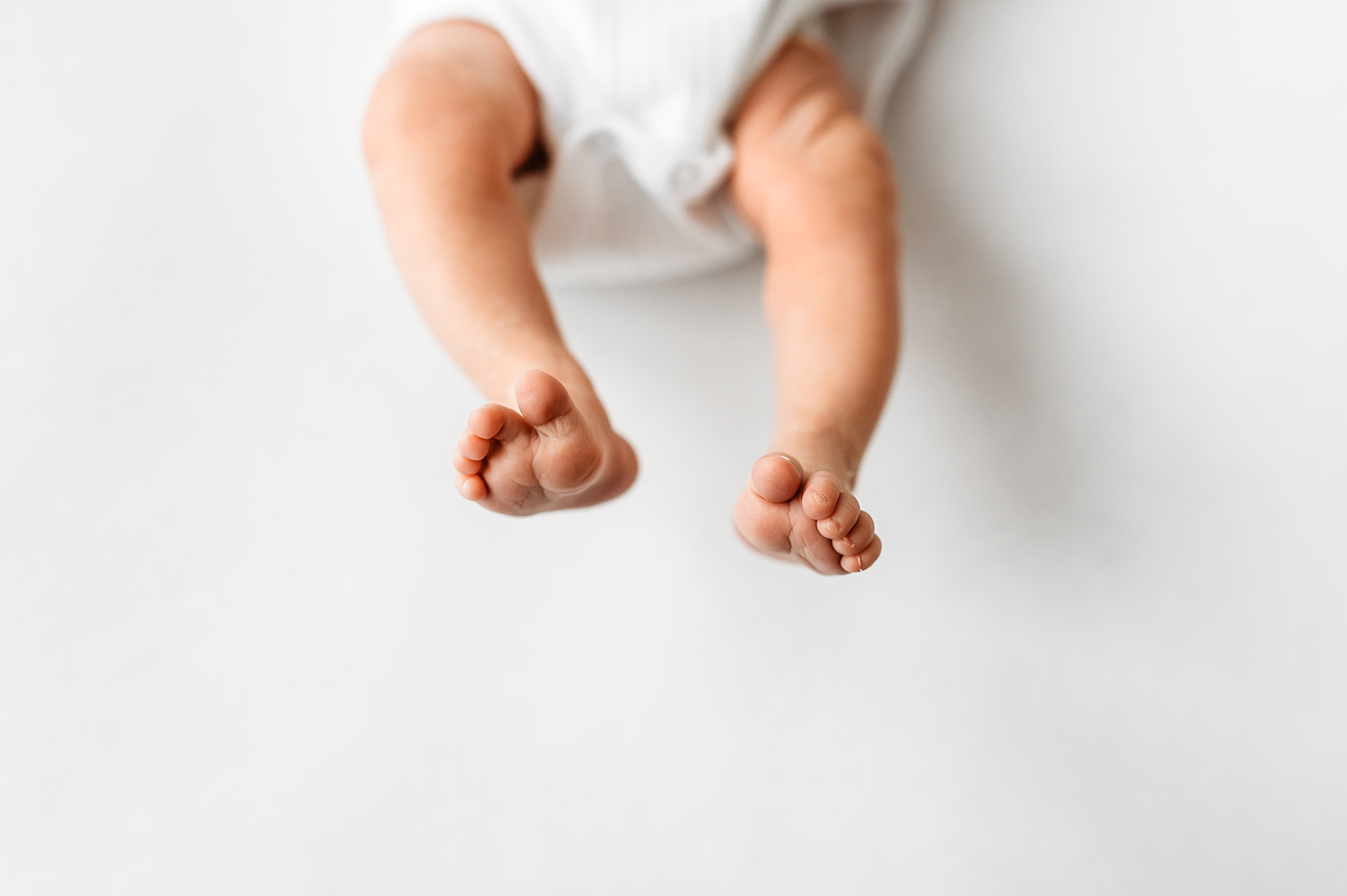 baby kicking feet, newborn photography session Barnsley