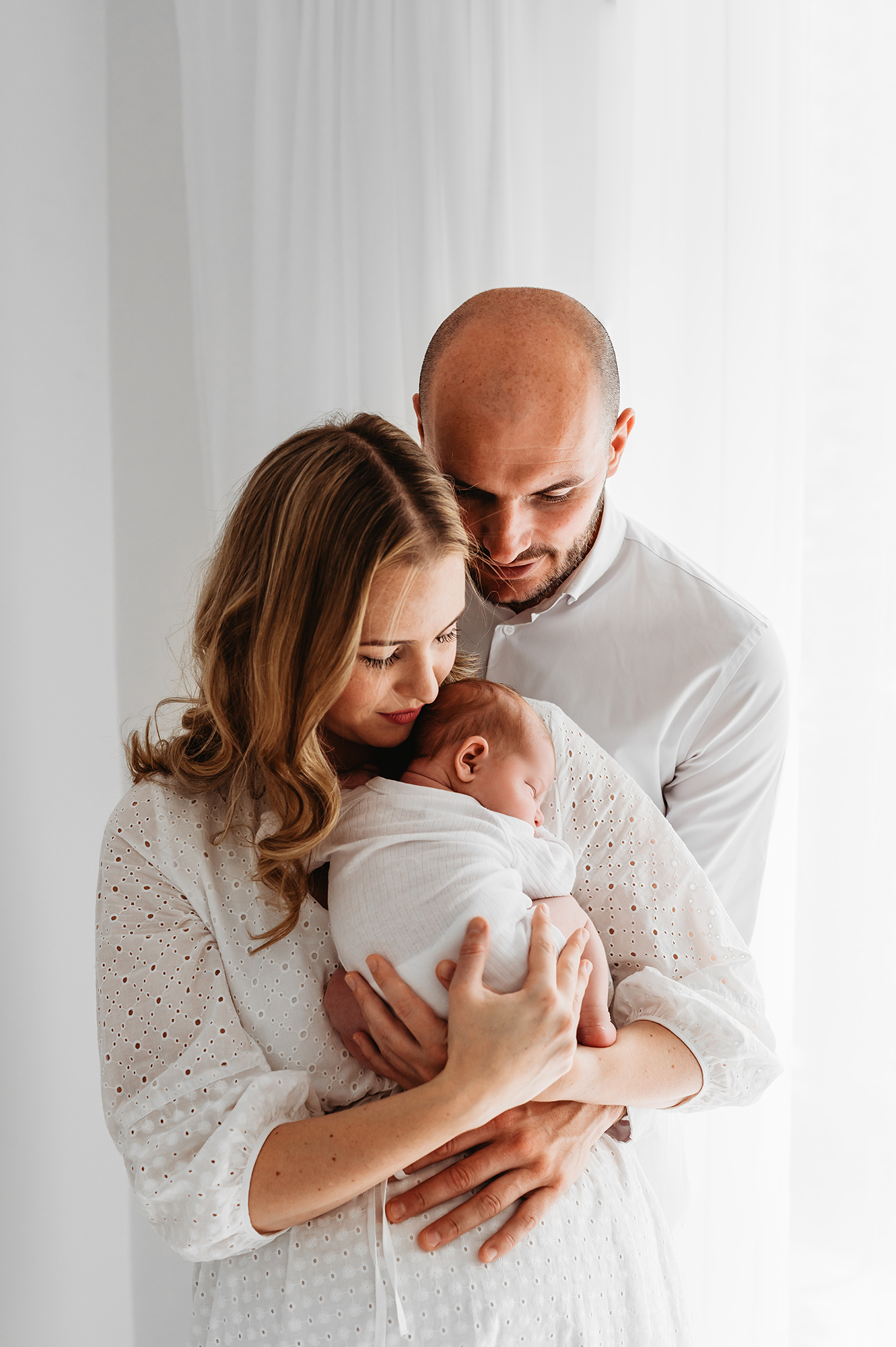 parents dressed in white comfortably for what to wear to a newborn & baby photo shoot guide