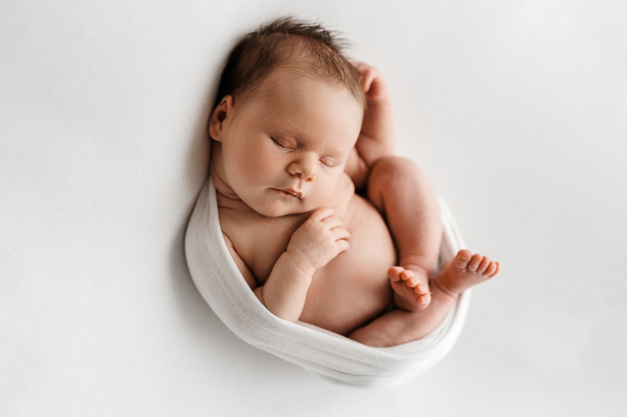 how to choose a newborn photographer, baby curled up