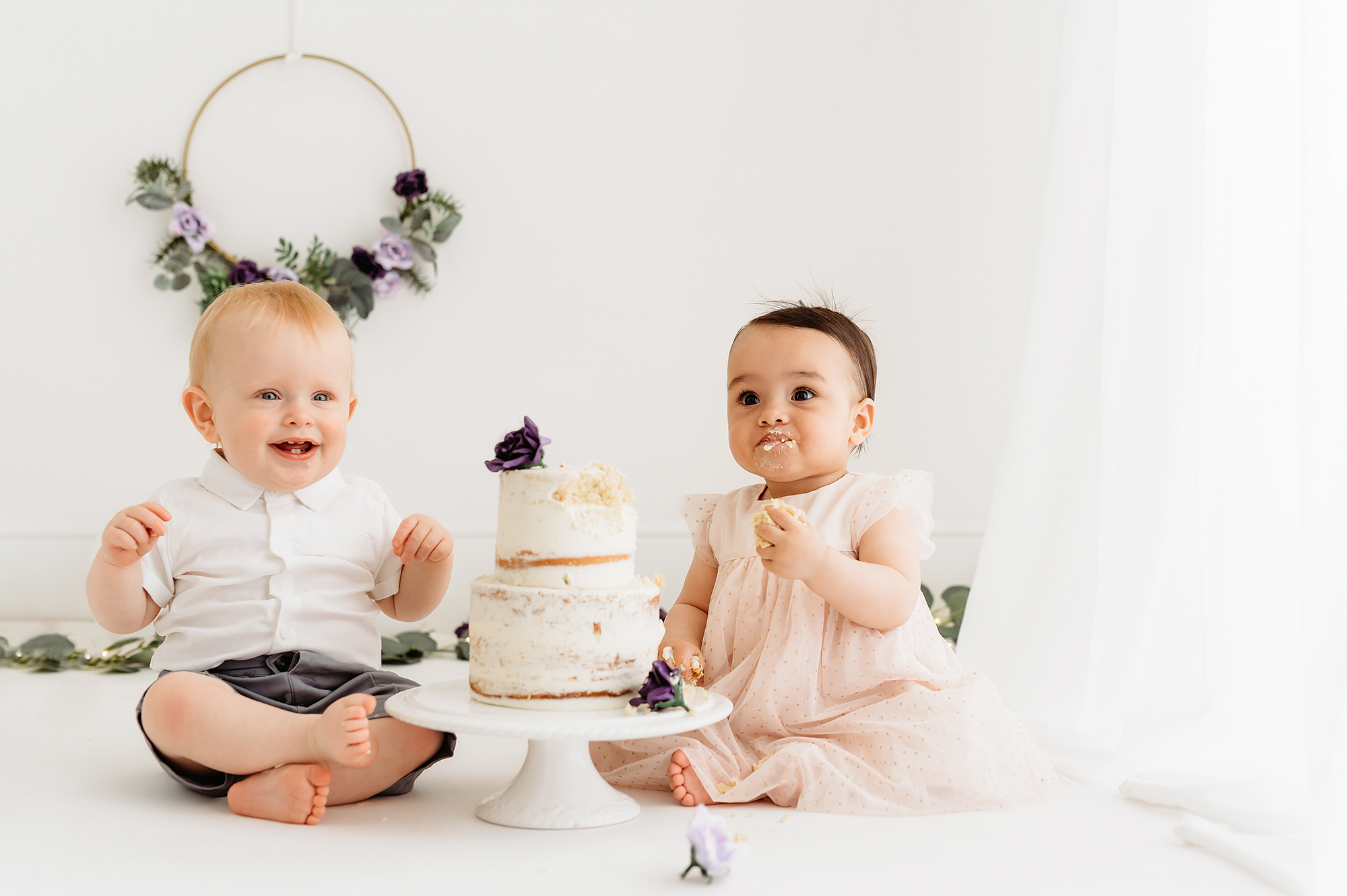 photoshoot with mamas & papas - both babies eating cake
